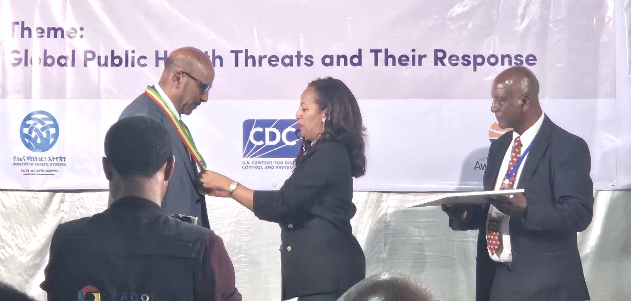 Professor Delenasaw Yewhalaw receiving a Gold Medal from the Ethiopian Public Health Association in March 2025