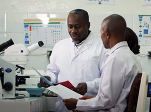 Image of Kalonji and two of his team in the lab